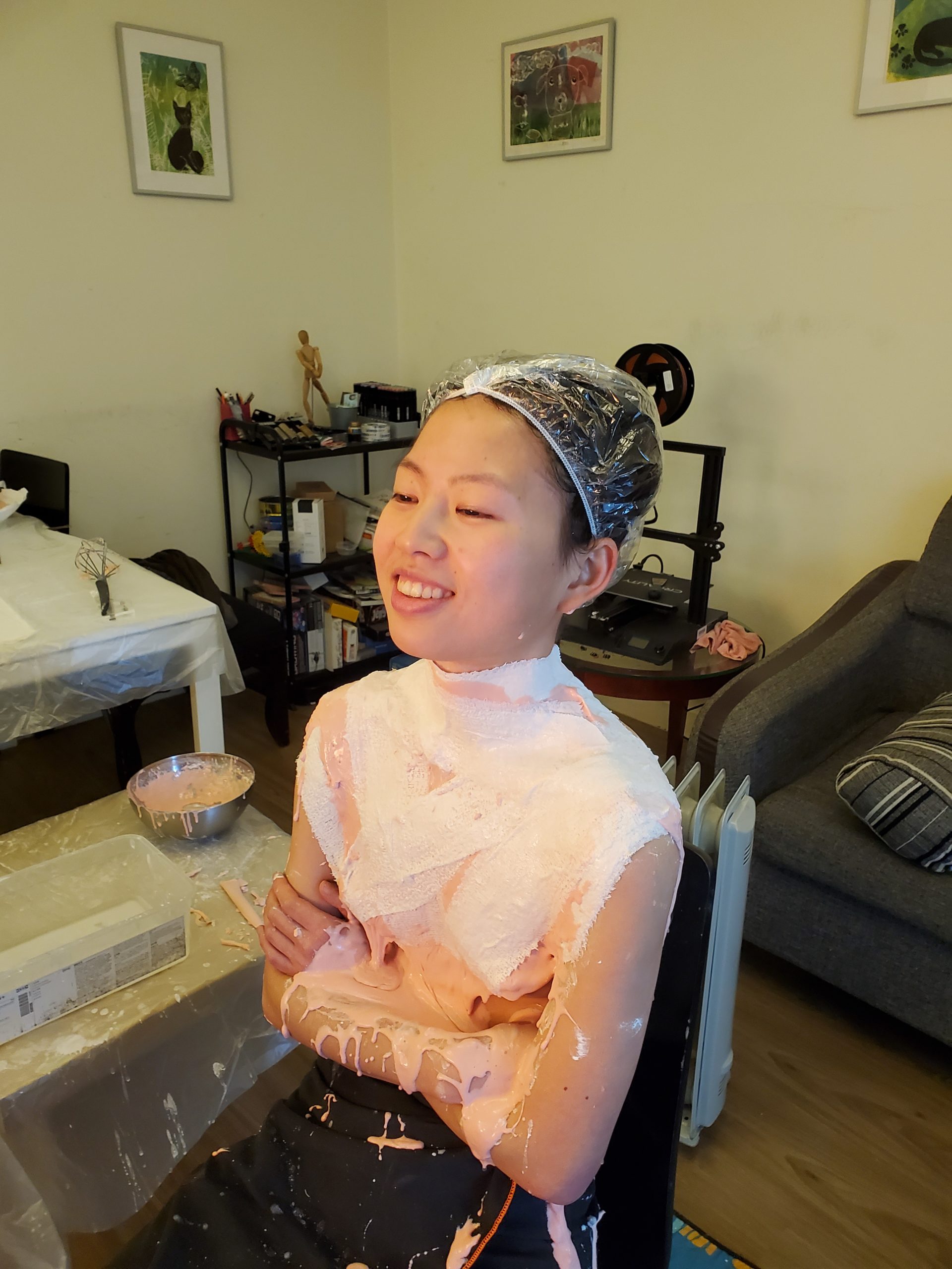 Une danseuse se prête à un moulage des clavicules