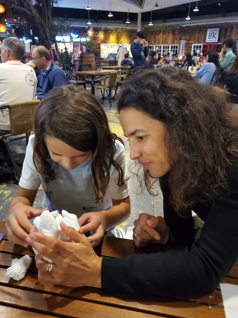 moulage de mains d'une mere et son enfant